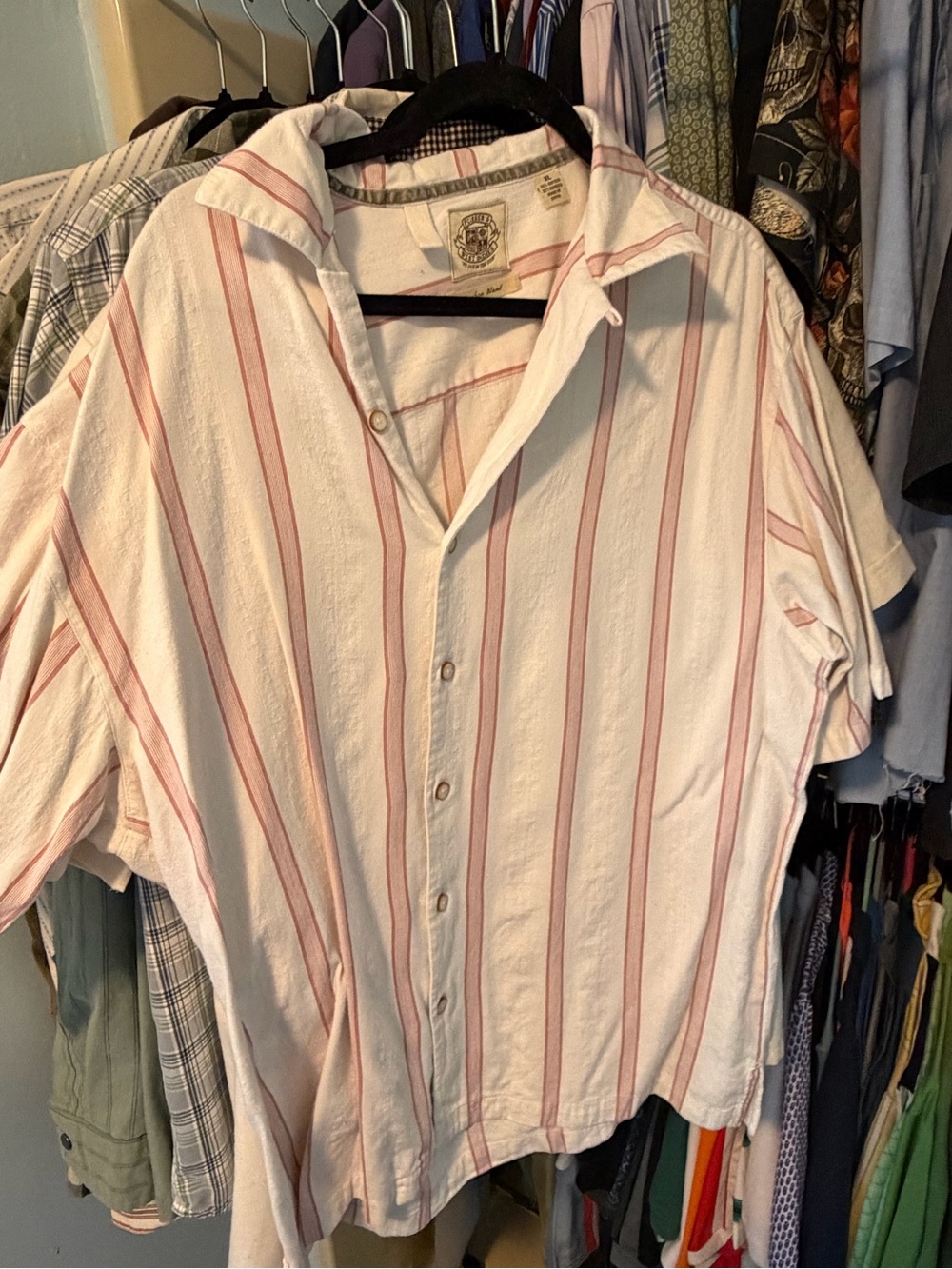 Men’s Short-Sleeve Casual Button-Down Shirt in White with Pink Stripes